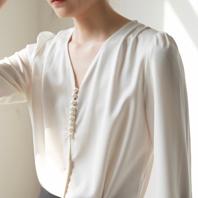 pearl V neck blouse＜t495＞