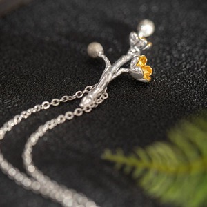 梅の花のペンダント - 日常使いは勿論、特別な日も最適　N148