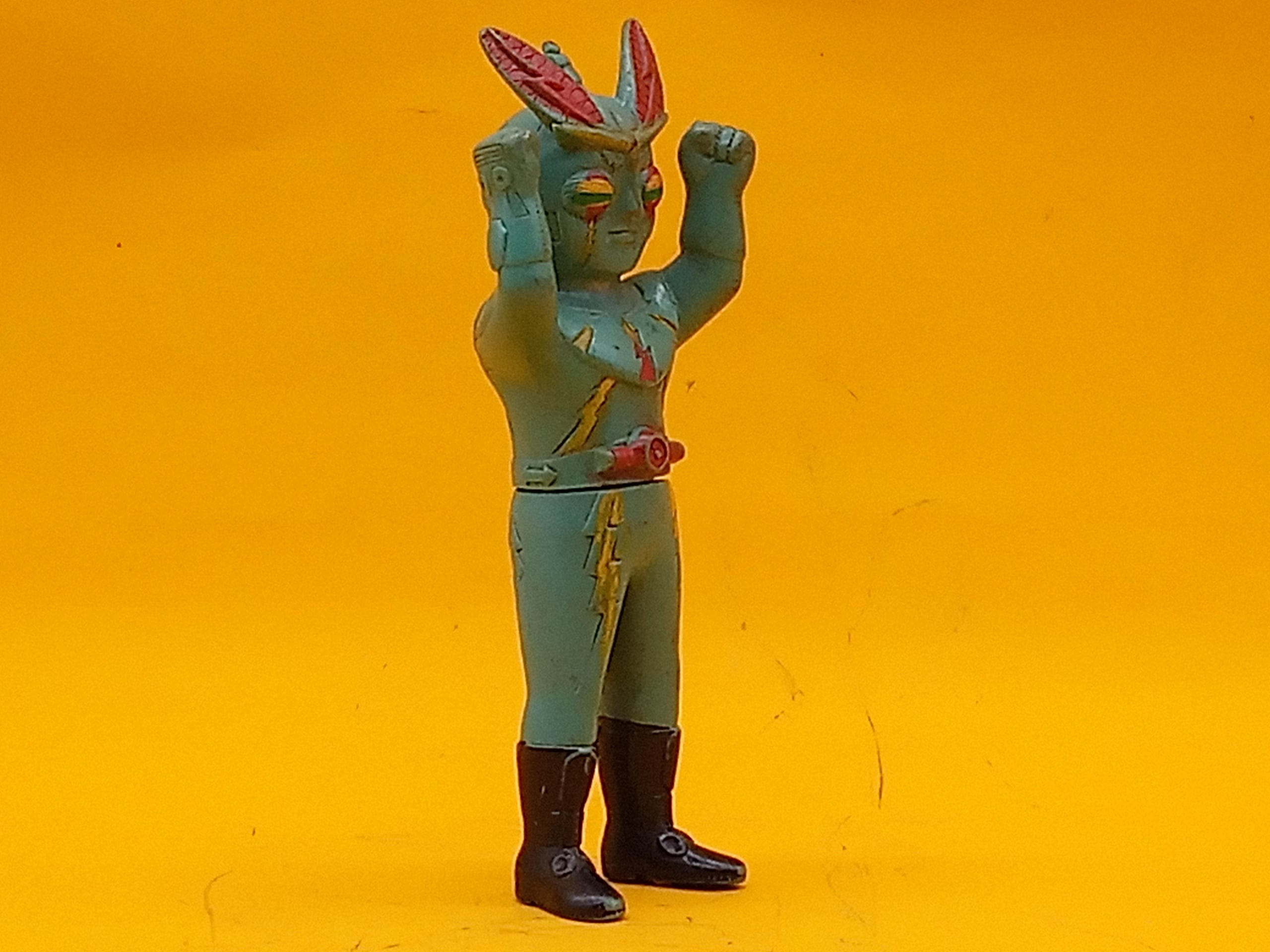 透明怪獣シリーズ イナズマンのような フィギュア