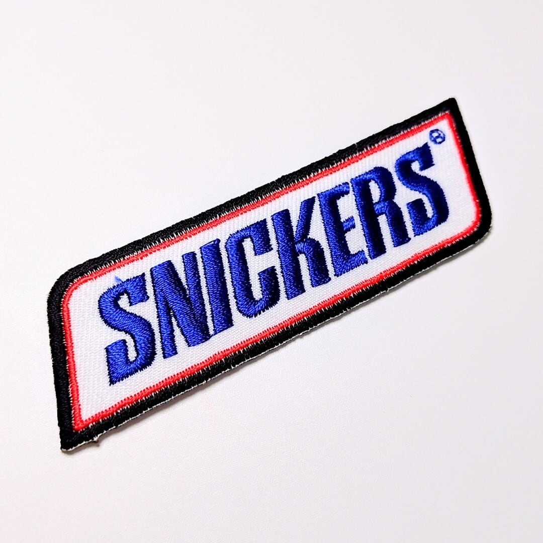 送料無料！ ★刺繍アイロンワッペン★【 Snickers ( スニッカーズ ) ロゴ 】〚アメリカン雑貨 アメトイ〛