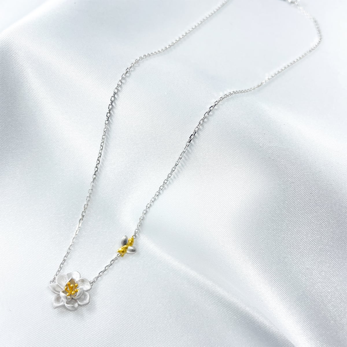 K18WG K18 フラワー ミツバチ モチーフ ネックレス | JEWELRY LAND 