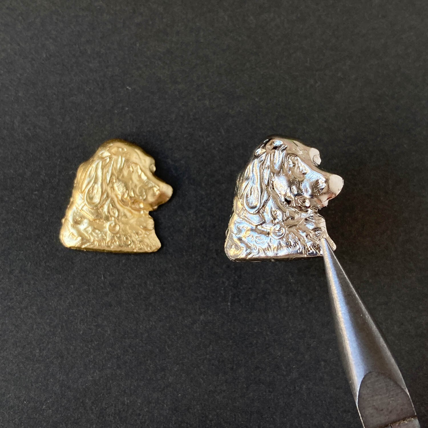 新色追加〉USA真鍮 垂れ耳犬の斜め顔プレート（22mm） | Dua