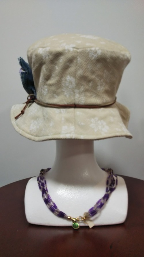 白い花柄のコーデュロイのクイーンハット ハンドメイド