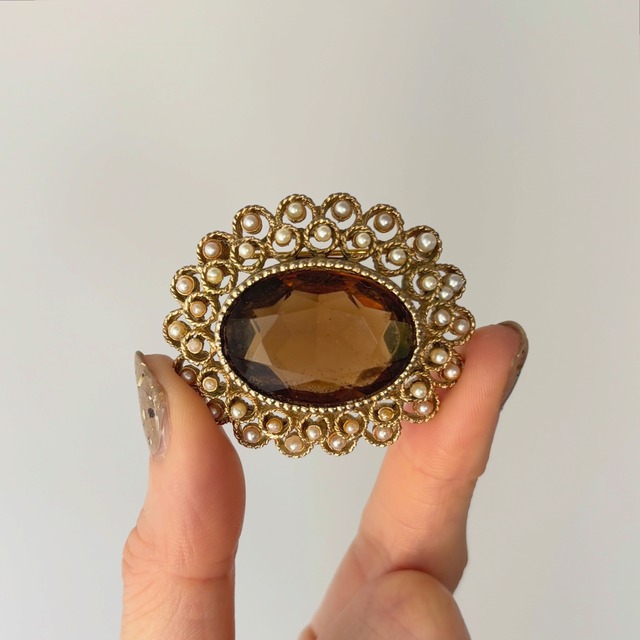Sarah Coventry アンバーカラーと小粒パールのブローチ