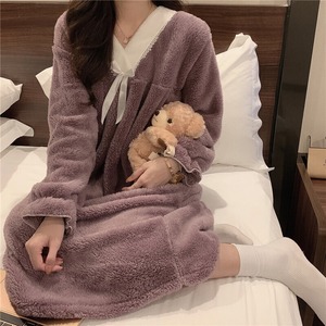 【送料無料】レディース ガウン ワンピース もこもこ ロング丈 長袖 Vネック レース リボン ふわふわ モコモコ フランネル 厚手  大人可愛い ママコーデ ママファッション 韓国 オルチャンファッション 人気 トレンド 新作 20代 30代 40代 パジャマ ルームウェア セットアップ 2点セット 2ピース ツーピース 上下セット 部屋着 寝巻き おうち時間 家着 ステイホーム おしゃれ カジュアル 可愛い シンプル 無地 ゆったり デイリー 普段使い ふわふわ あったか 秋 冬 CO1625
