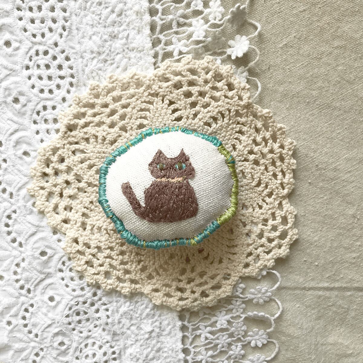 「チョコ色ねこ」刺繍ブローチ:刺繍の森
