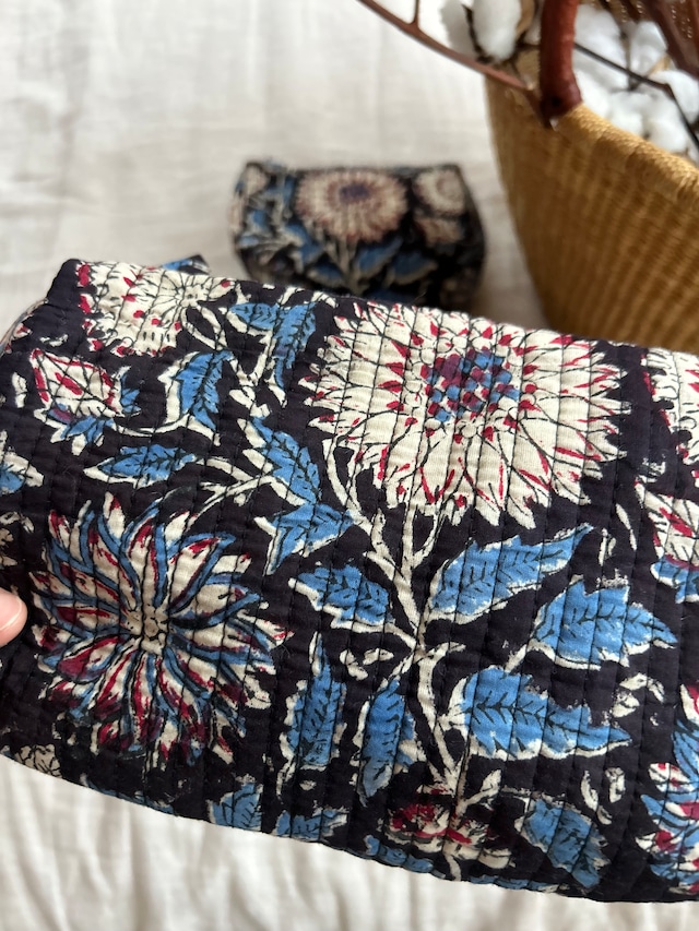 09.Black & Blue マトリョーシカポーチ　インド直輸入ブロックプリント生地