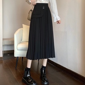 Pleated skirt with pocket design