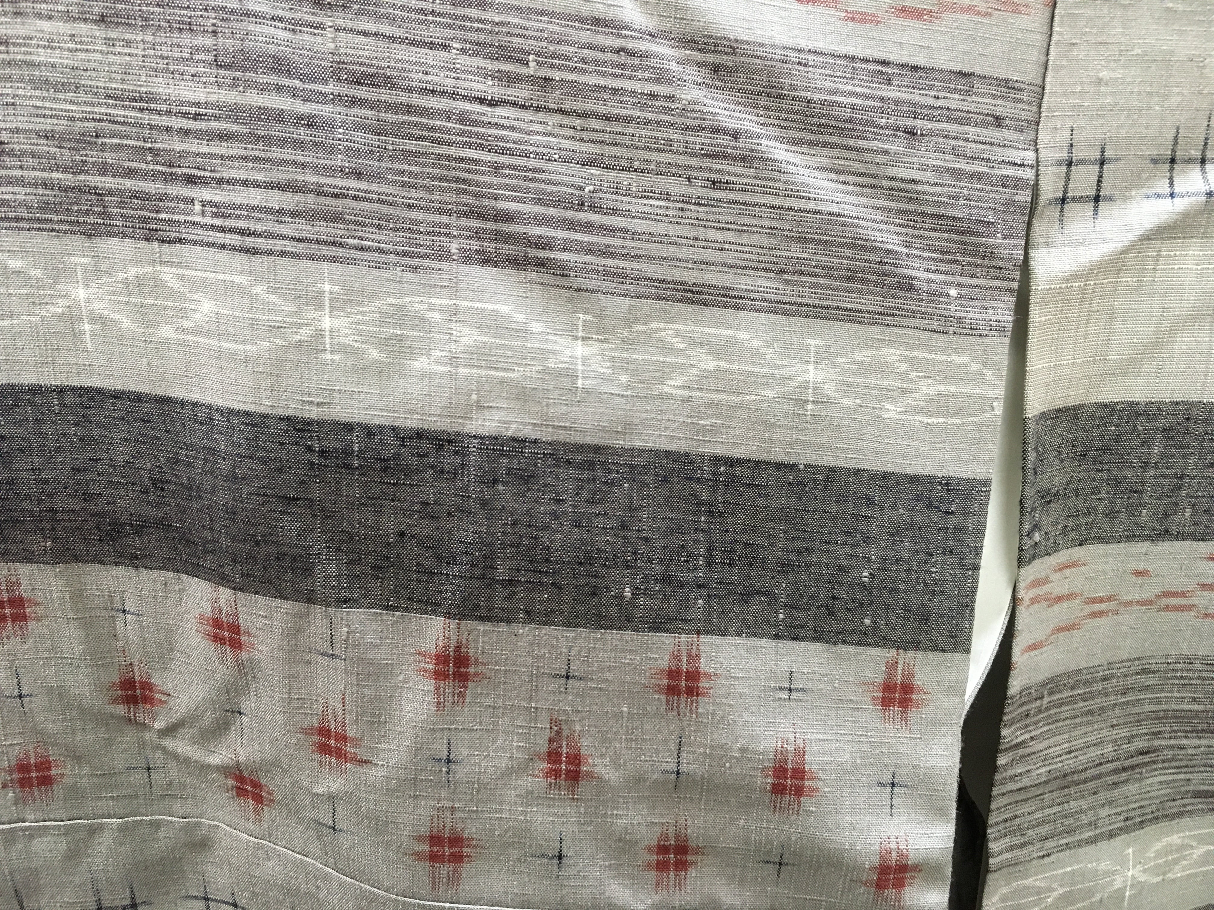 紬袷（鼠地段に赤絣ちらし）