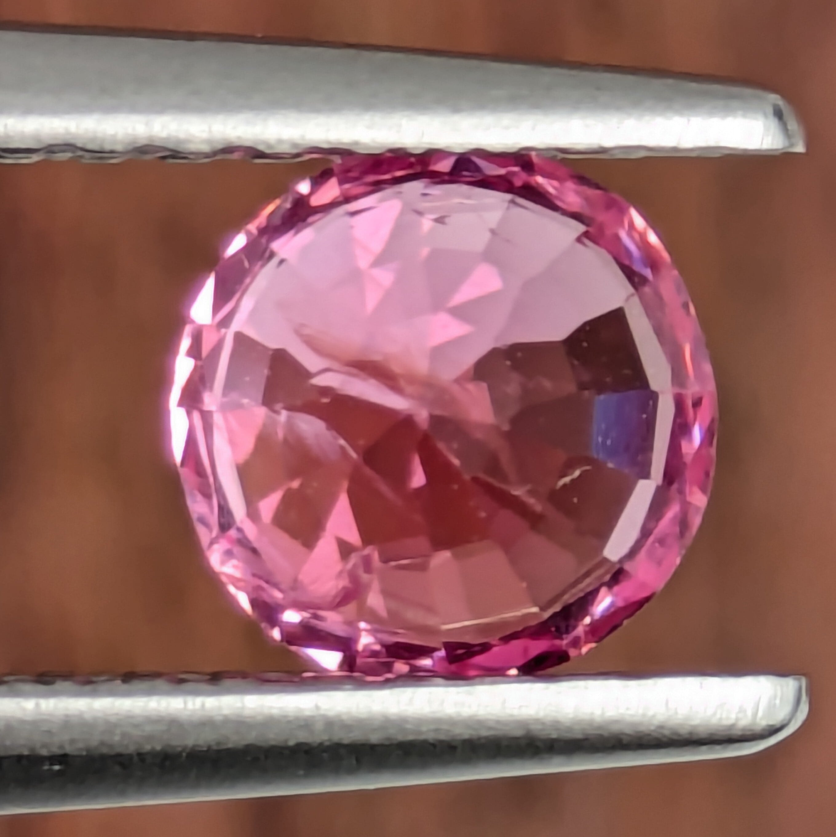 蛇紋岩　赤　ピンク ホットピンクスピネル ルース ミャンマー・モゴック産【0.813ct
