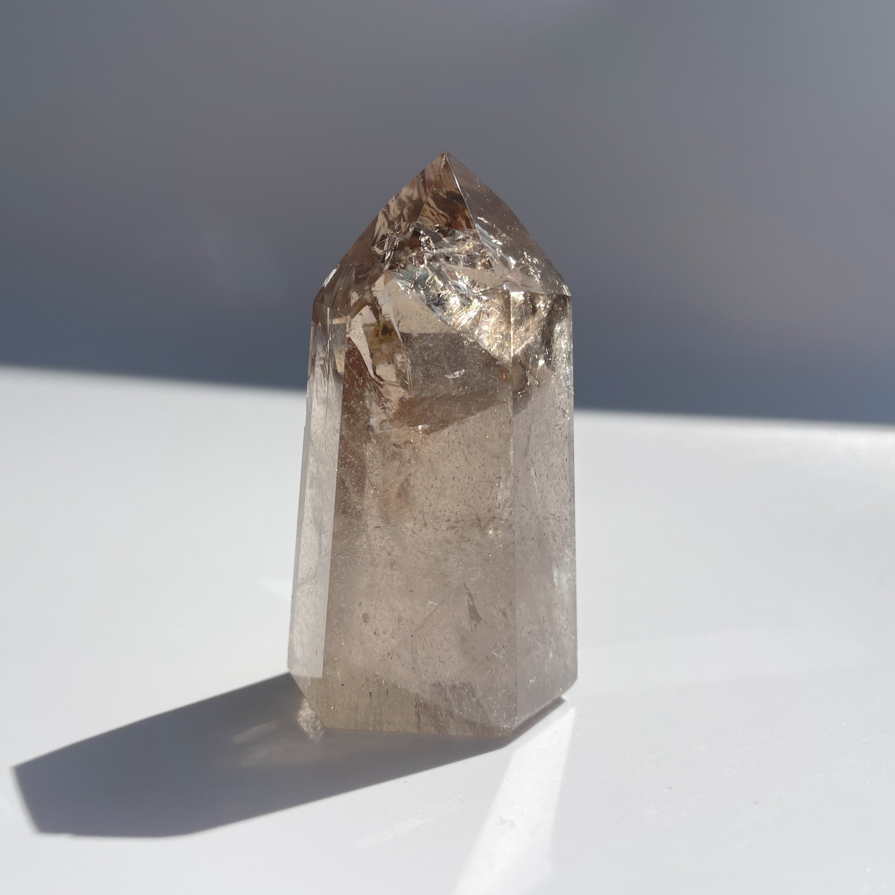 【スモーキークオーツ　タワー　虹入り】 スモーキークオーツタワー虹入り】