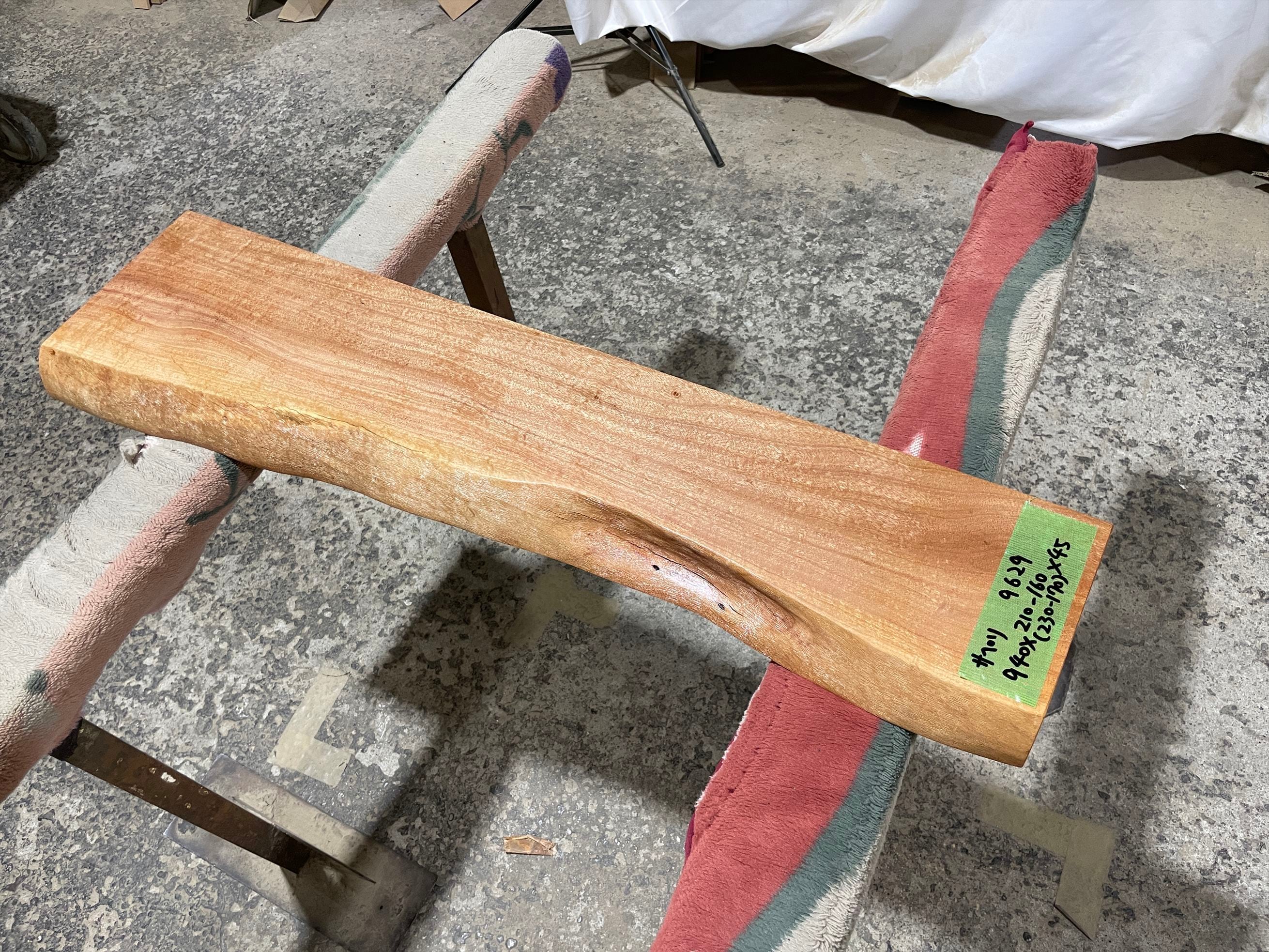 サペリ9629 一枚板無垢 乾燥材 940x210-160x45mm ウレタン塗装 カウンター スツール デスク ローテーブル センターテーブル