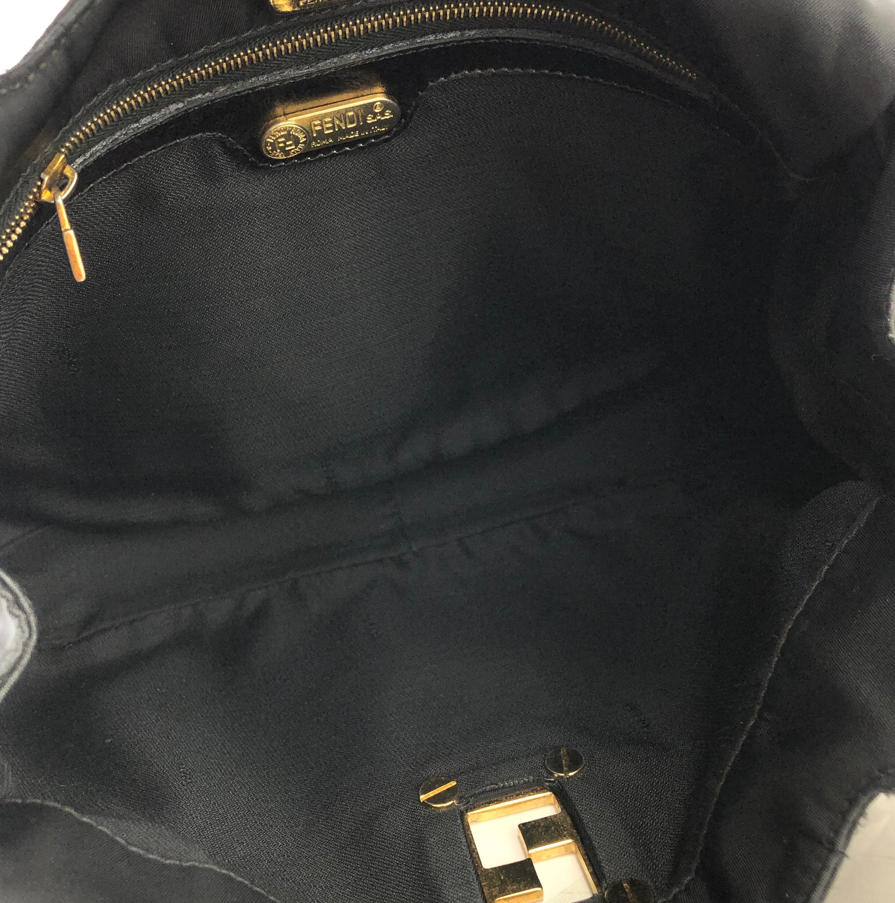 FENDI フェンディ FFモチーフ ナイロン ショルダーバッグ FENDI フェンディ FFモチーフ ナイロン ショルダーバッグ