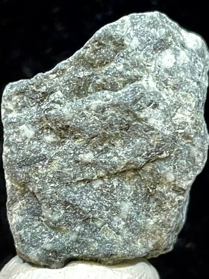 8) 高波動!「遠野の石」無研磨原石(小型)