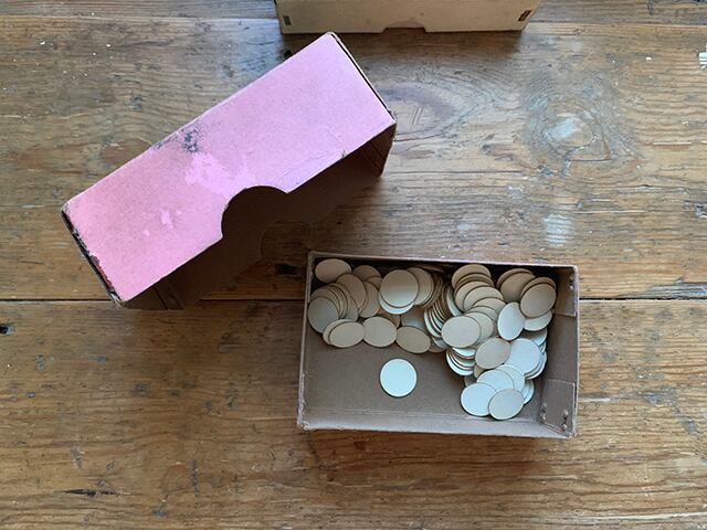 フランス語文字が入った可愛い紙の箱(赤)