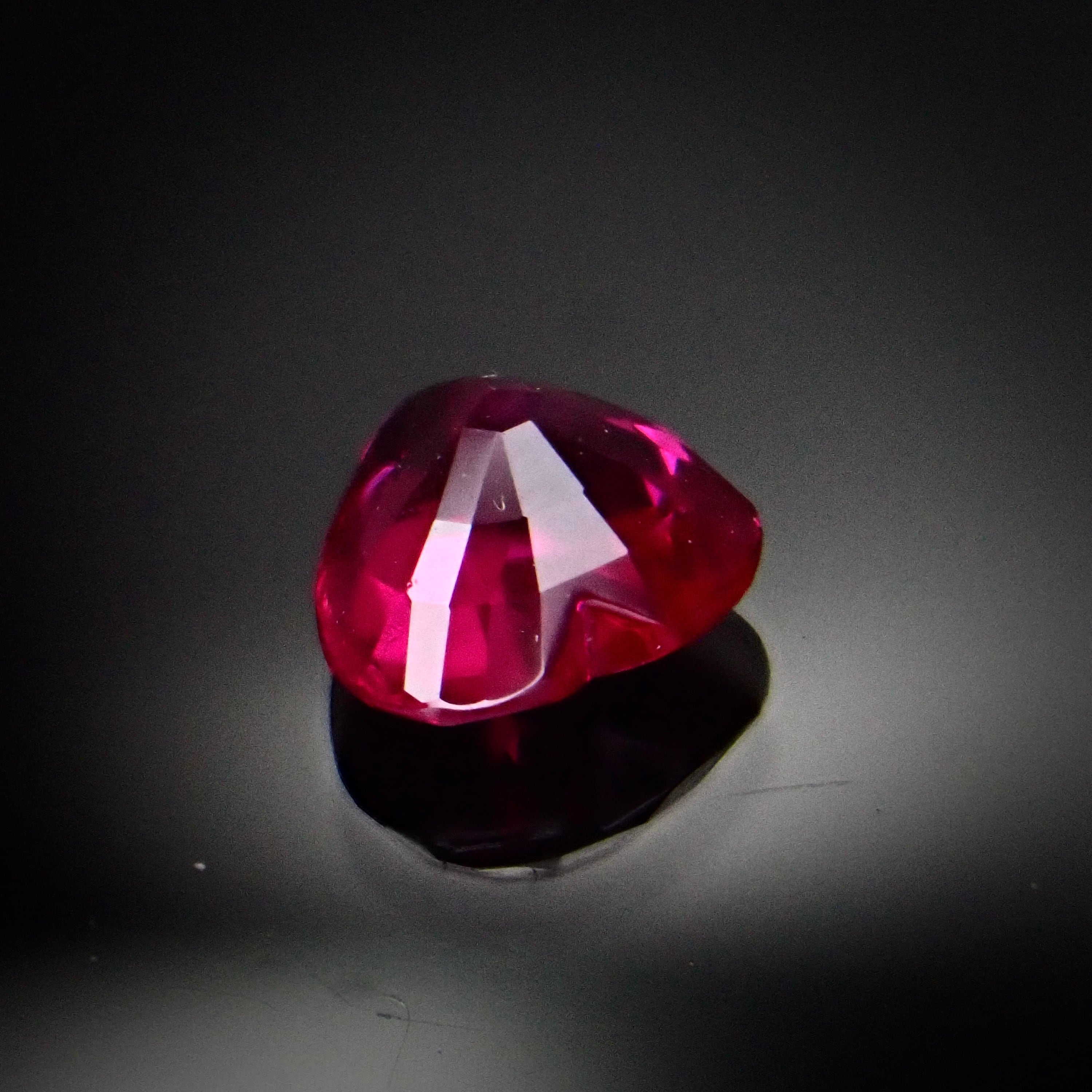 【Original Cut】愛を刻むルビー、輝ける一石 0.44ct 天然 ルビー | Frederick’s Gems&Jewelry  powered by BASE