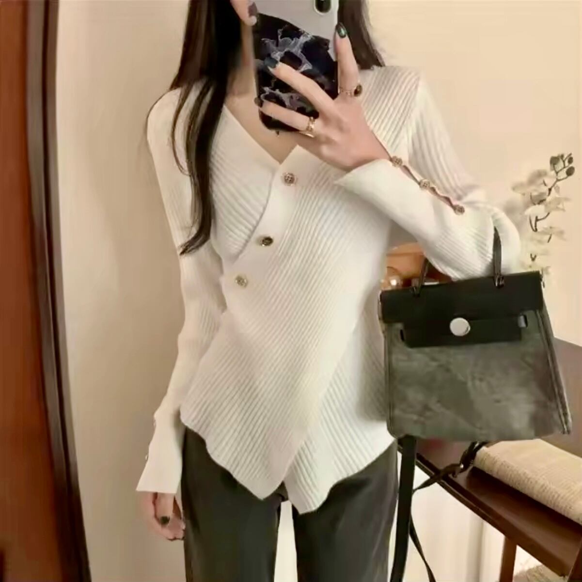 エレガントゴールドボタンクロスリブトップス