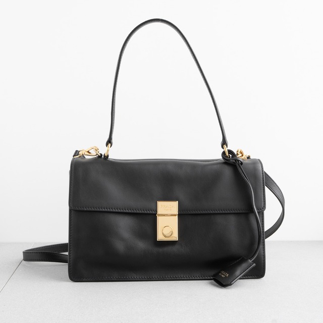 プラダ ソフトサウンド ミディアム ショルダーバッグ ブラック レザー AW25