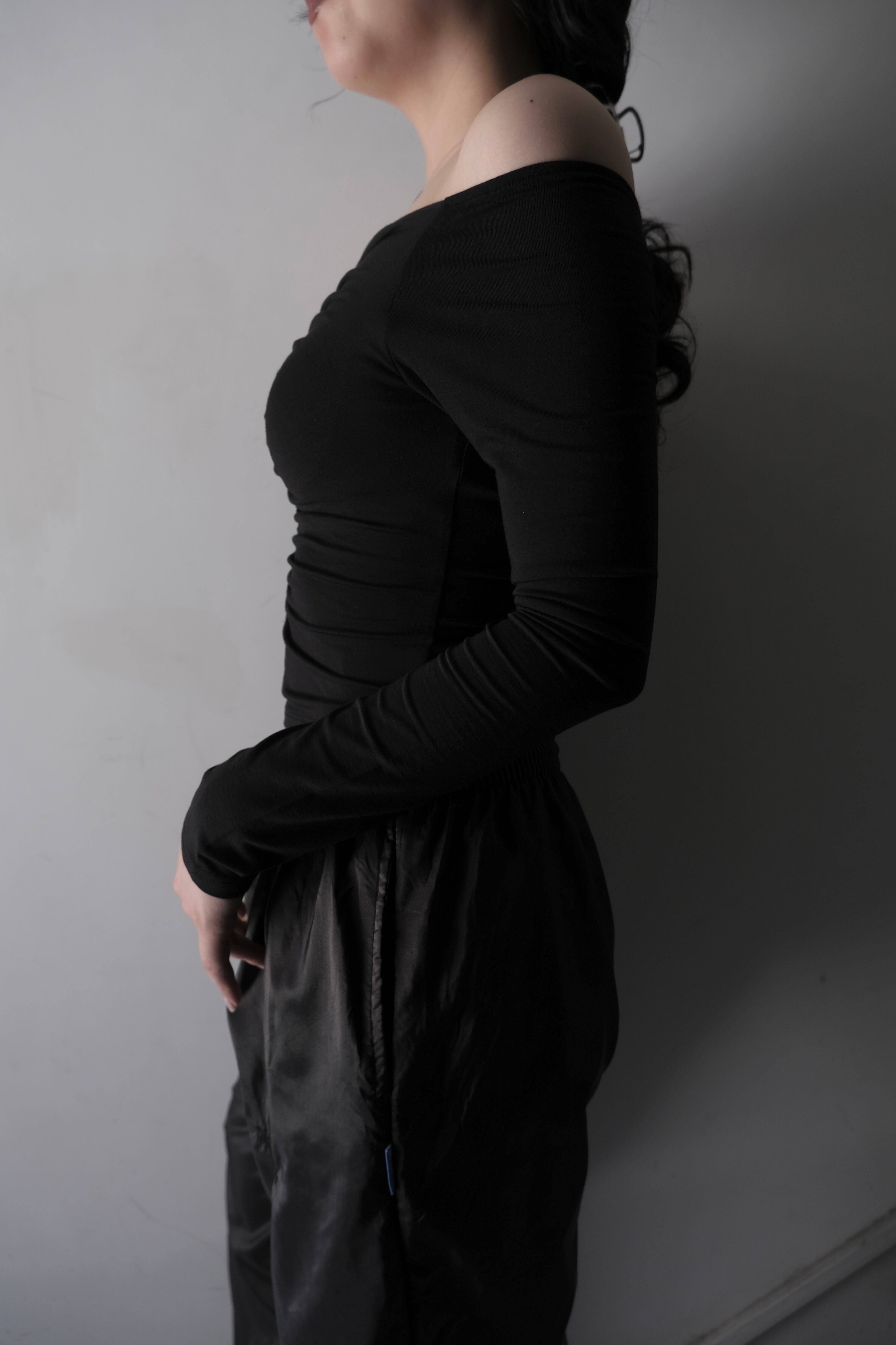 determ;】Gathered Off-shoulder Top | theour