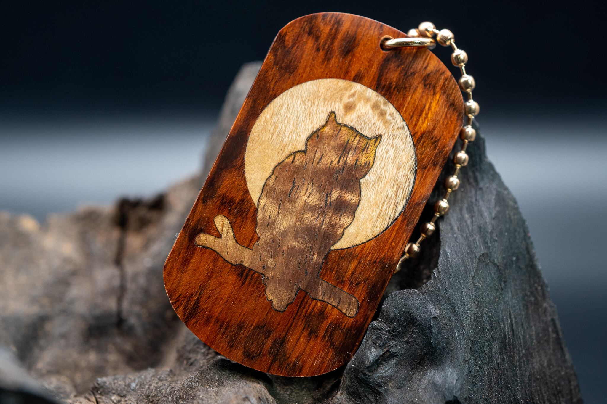 【 木のダイヤモンド 】スネークウッド ドッグタグ 象嵌 夜とミミズク