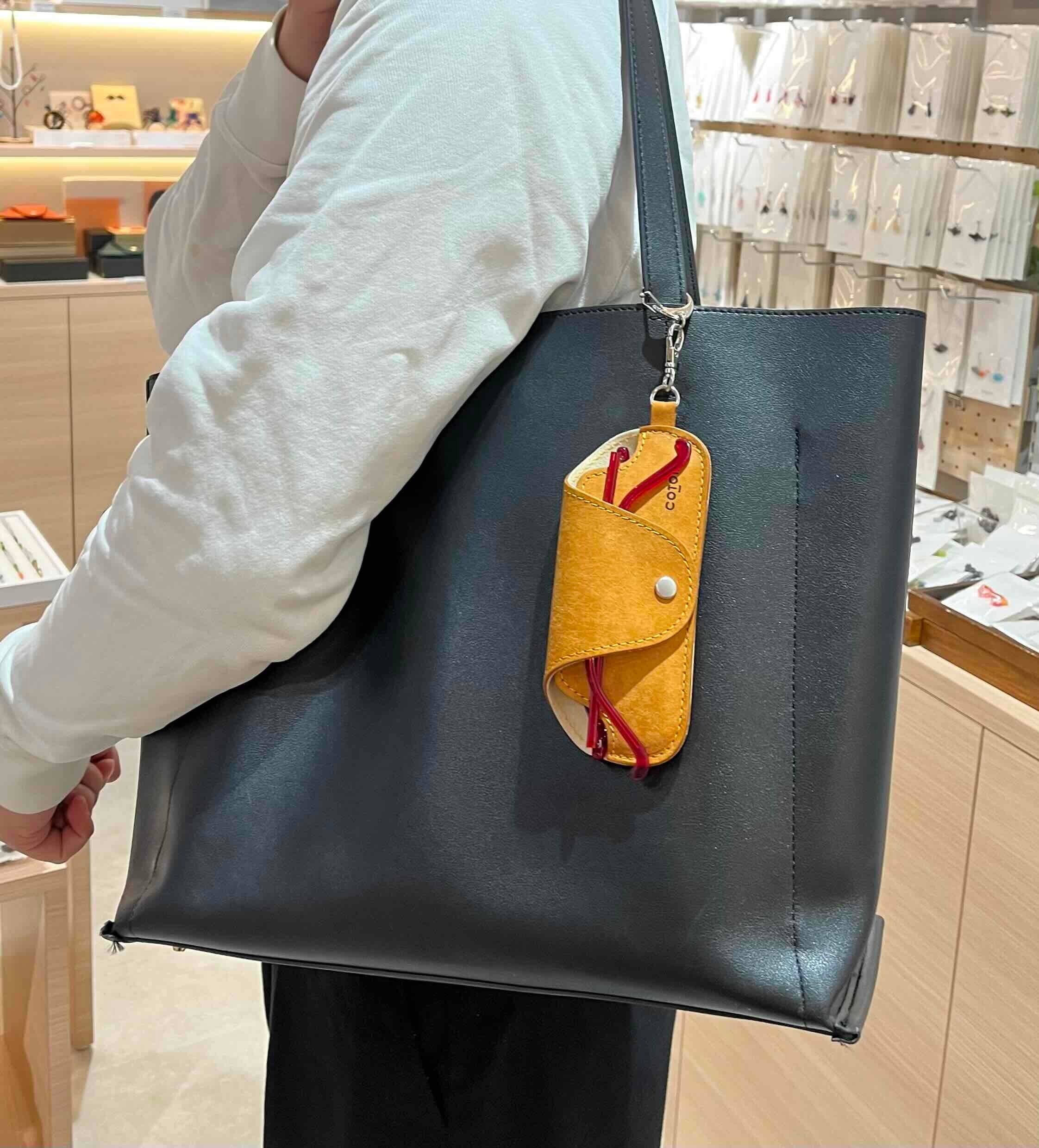 ◇メガネケース◇フエブロの端材革で作ったキーホルダー付きメガネ