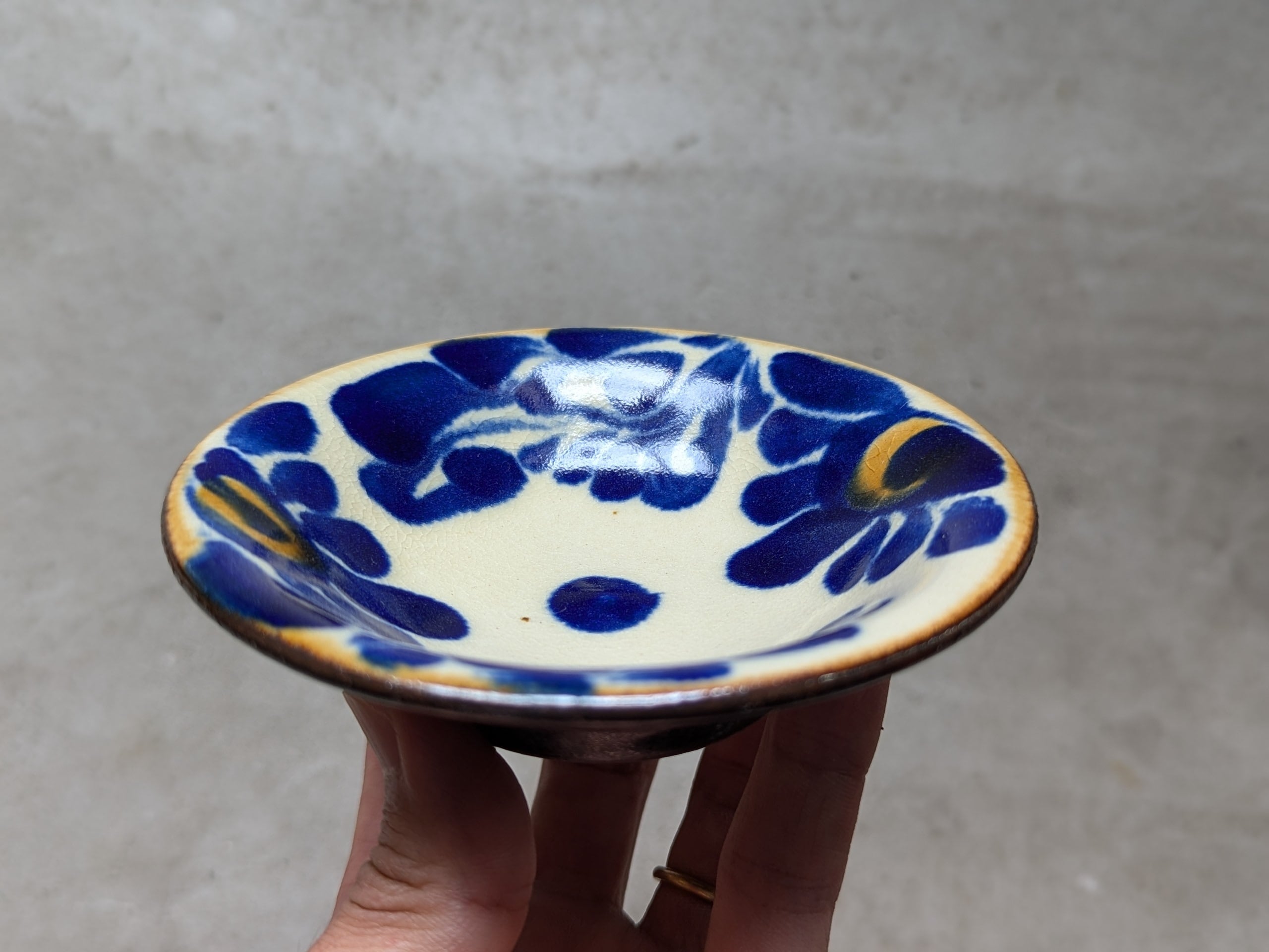 やちむん 皿3.5寸（唐草染付） | 仲間陶房 | inoya | Basic Life Store