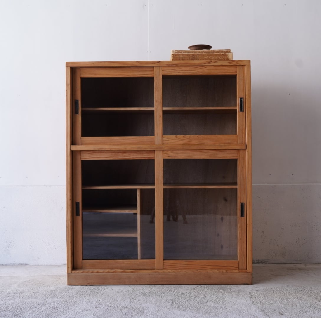 古い2段のガラス戸棚