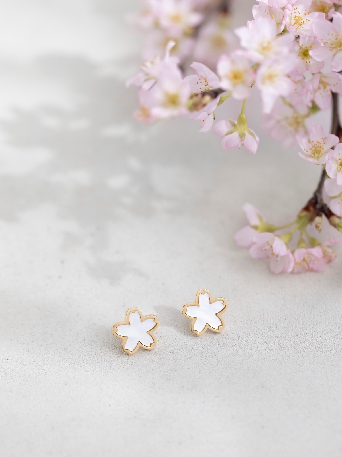 sakuradoki - 麗 - 桜マザーオブパールピアス | Tomorrow Fabric