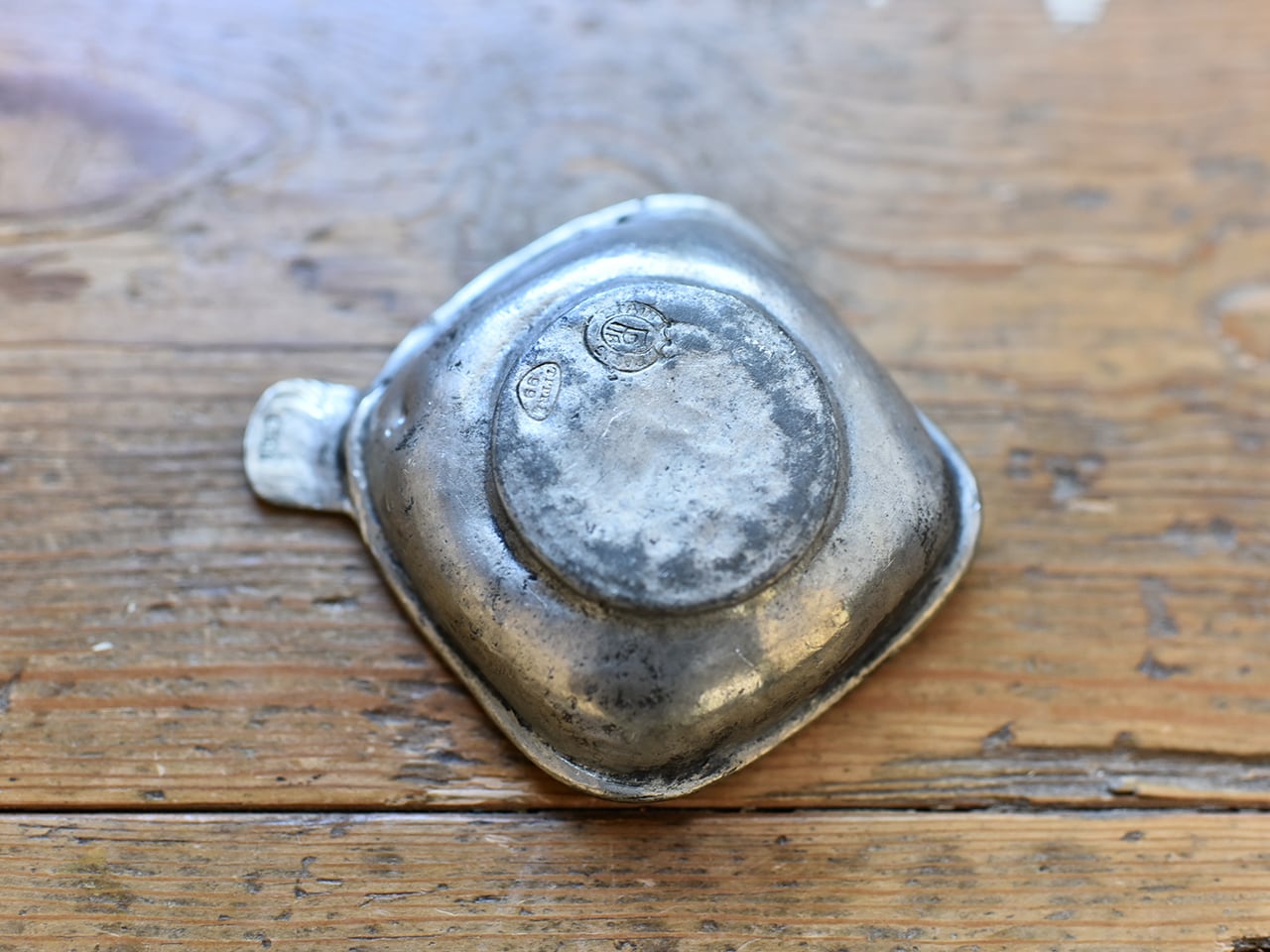 シックな雰囲気が素敵なスクエア型のワインテスター フレンチアンティーク