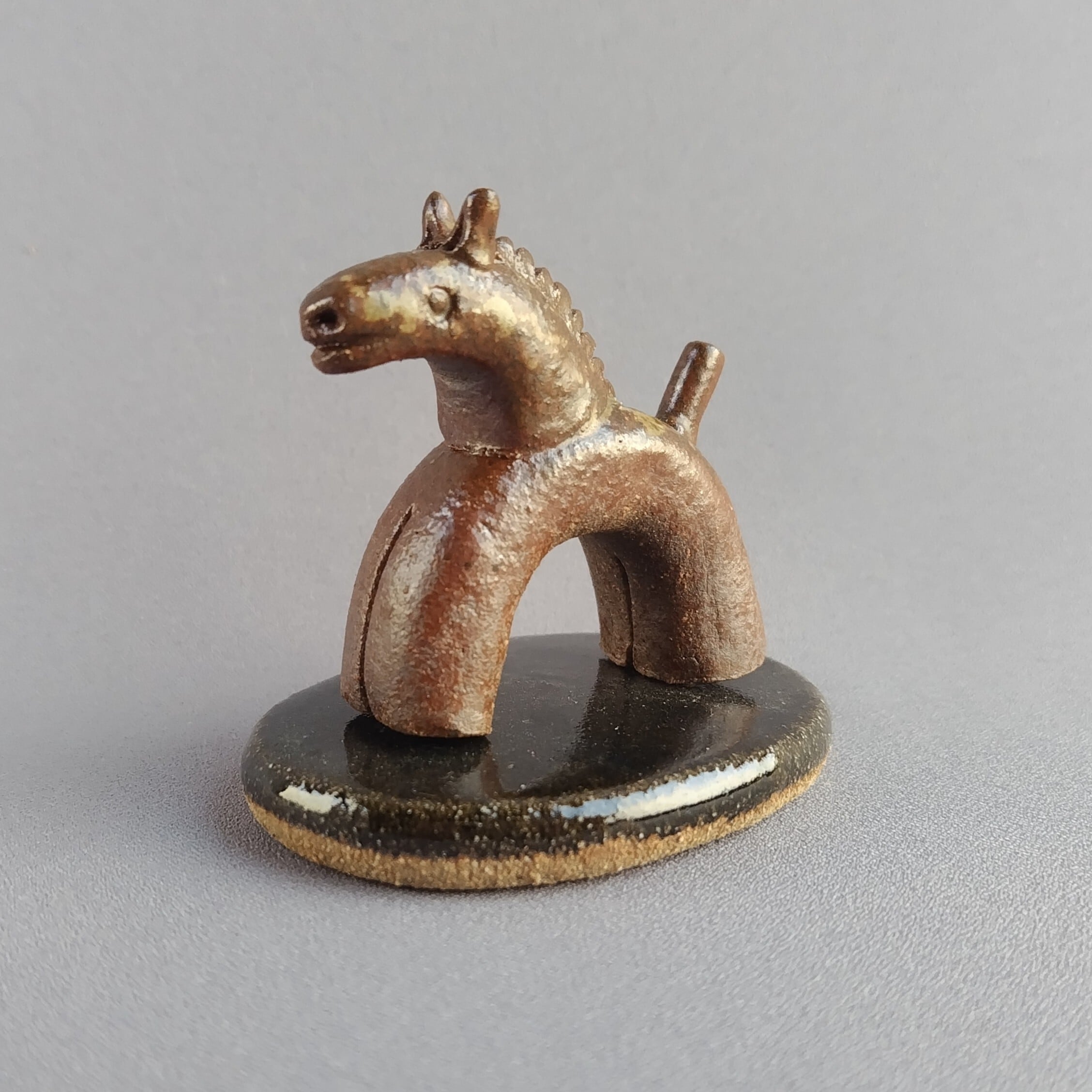 馬の置物 午年 干支 焼締め・黒釉 【商品番号：00847】 | やきもの實陶