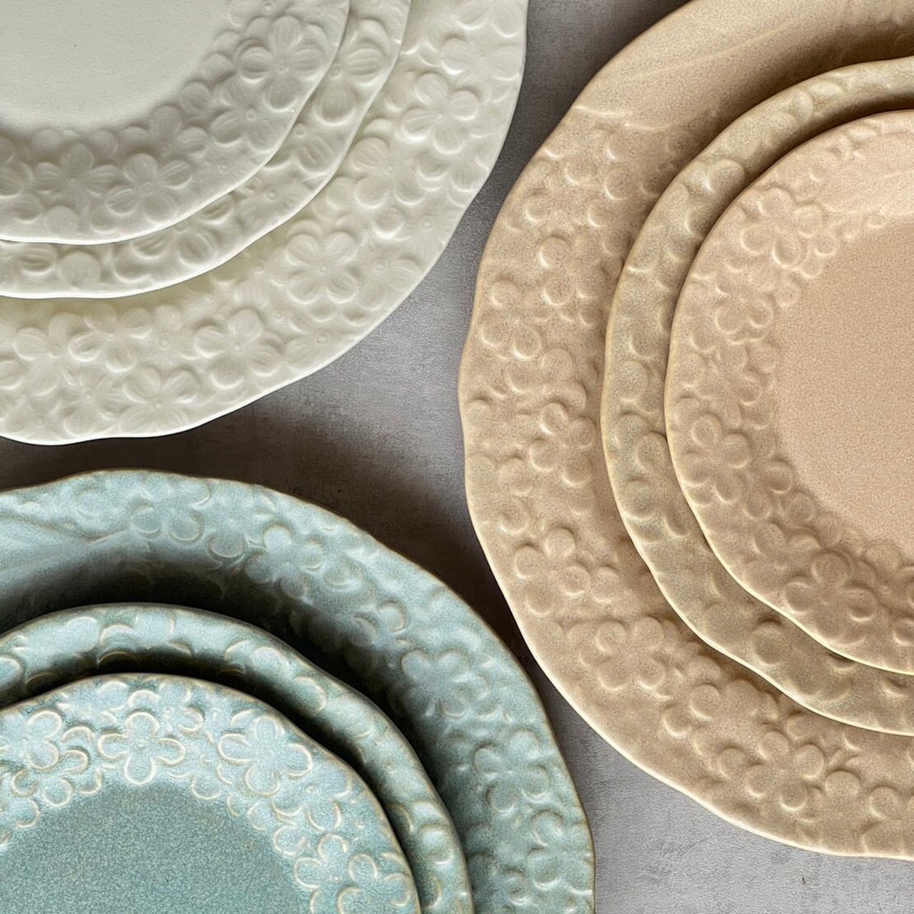 A2330 エンボスフラワー小皿（白マット） | KANESAN1893