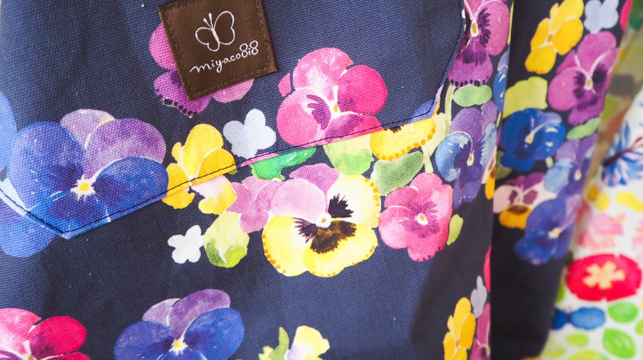 水彩画のエプロン「パンジー」