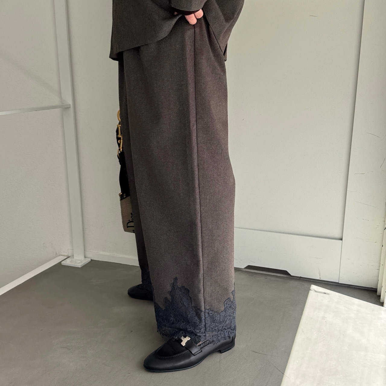 【受注予約:10月上旬入荷予定】裾レースタックワイドPT/チャコールブラウン
