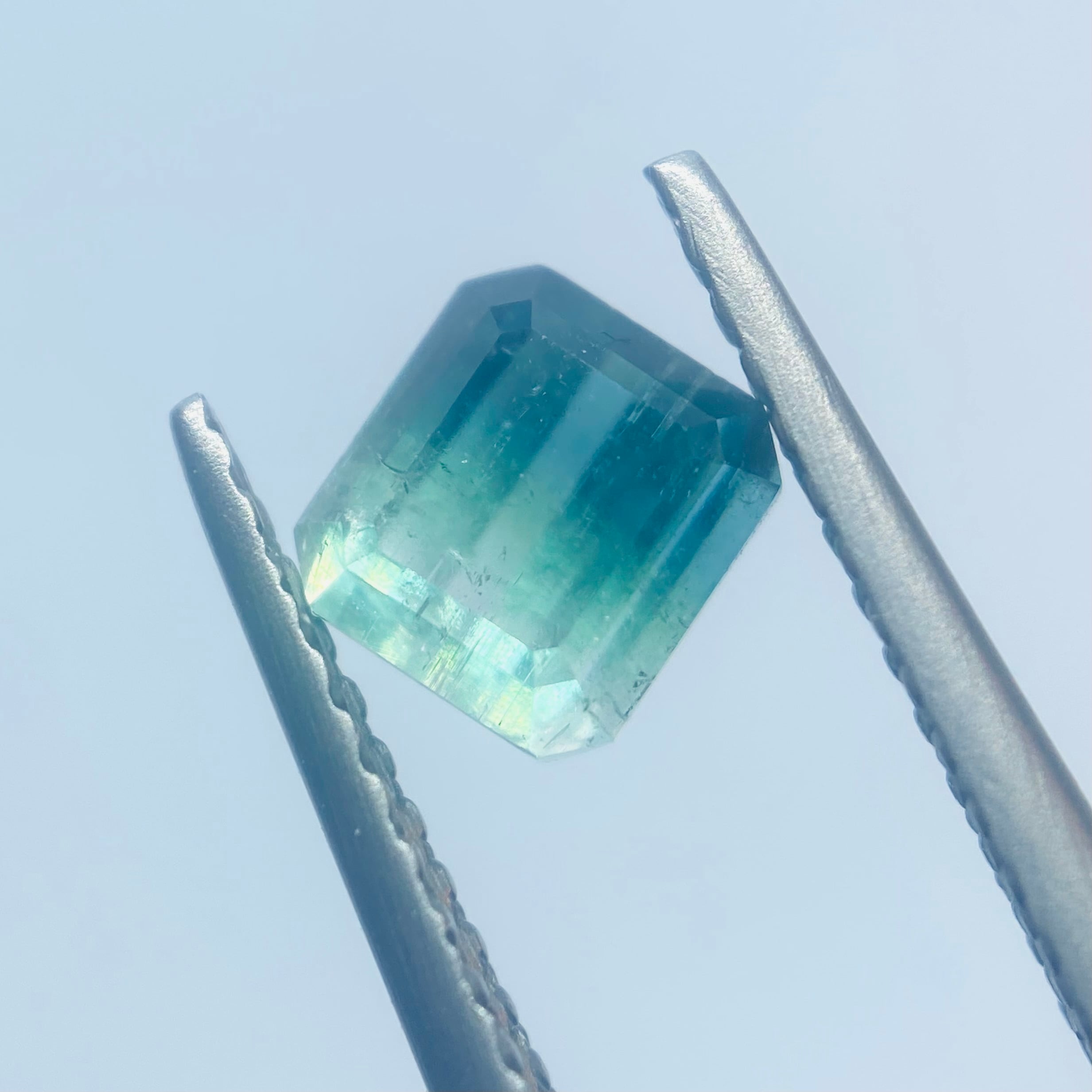 光が差した洞窟の海　パーティーカラートルマリン