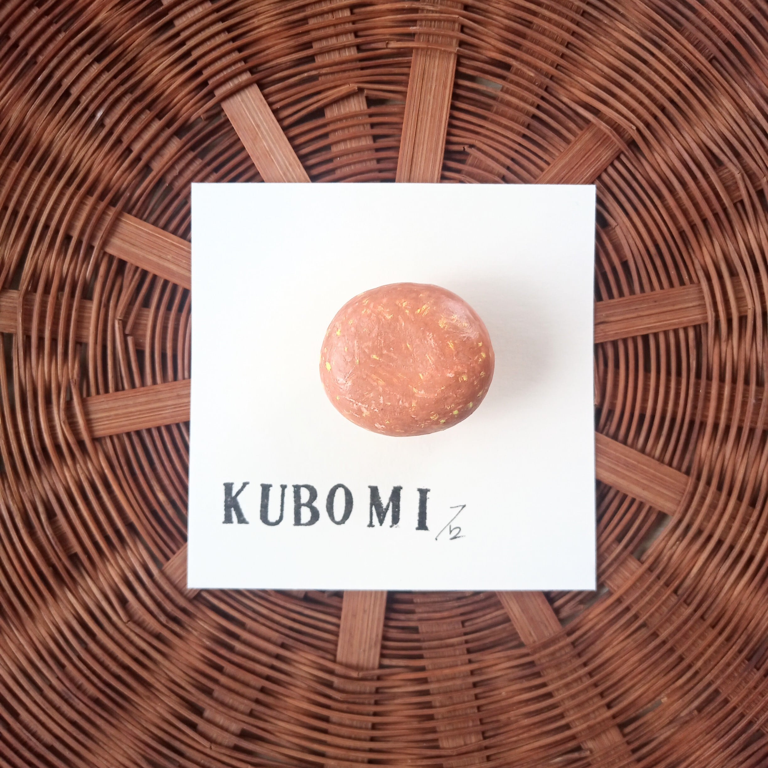 ブローチ くぼみ石 縄文石器 手描き 一点もの 石粉粘土 ブラウン