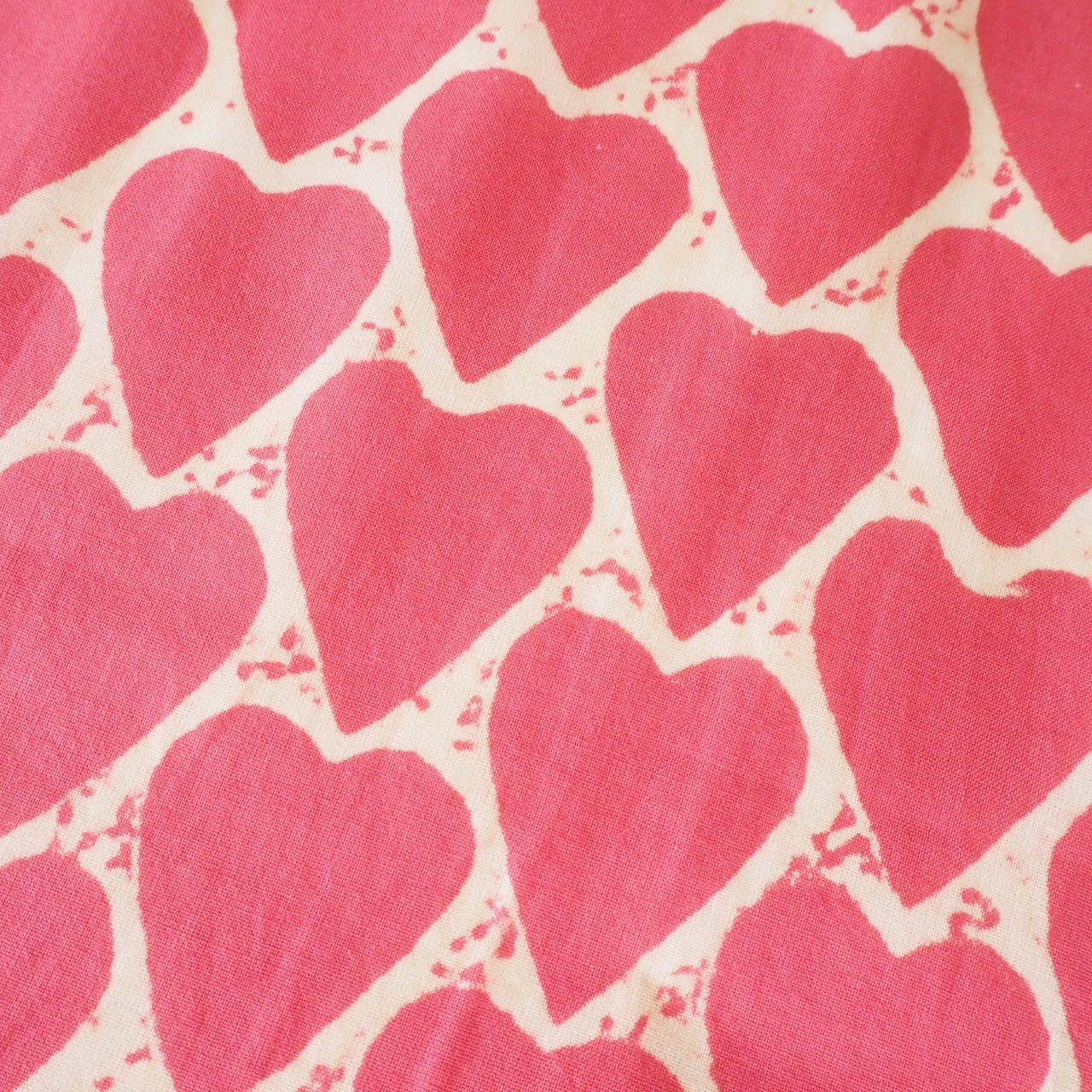 ブロックプリント生地【50cm単位】インド綿 ハート柄 生成り×ローズピンク #21310-RD1【再入荷】