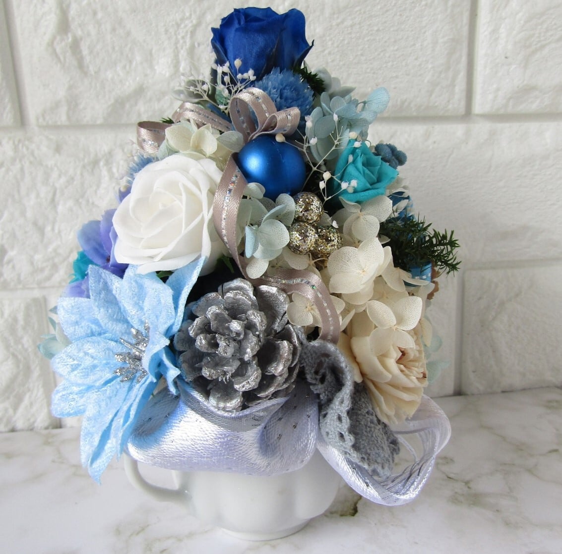 ティーカップの魔法♪青い花のお菓子のようなクリスマスツリー