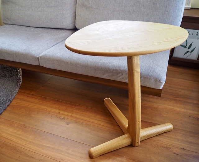 栗の木　サイドテーブルM　【G83】リモートワーク　ソファテーブル　三角テーブル　おにぎり型