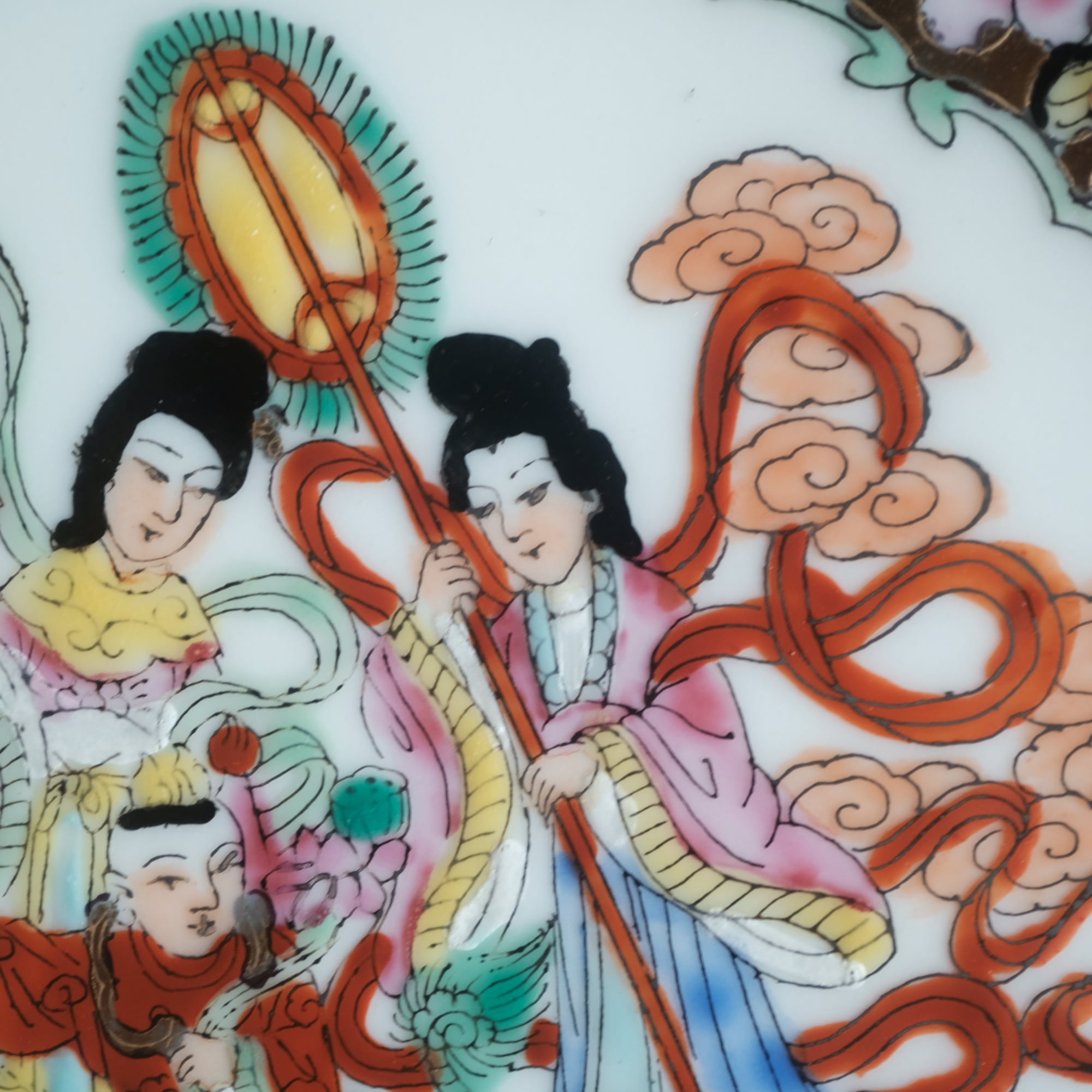 天女と麒麟に乗る唐子◇花と蝶と鳥。中国産色絵金彩中皿プレート 飾り