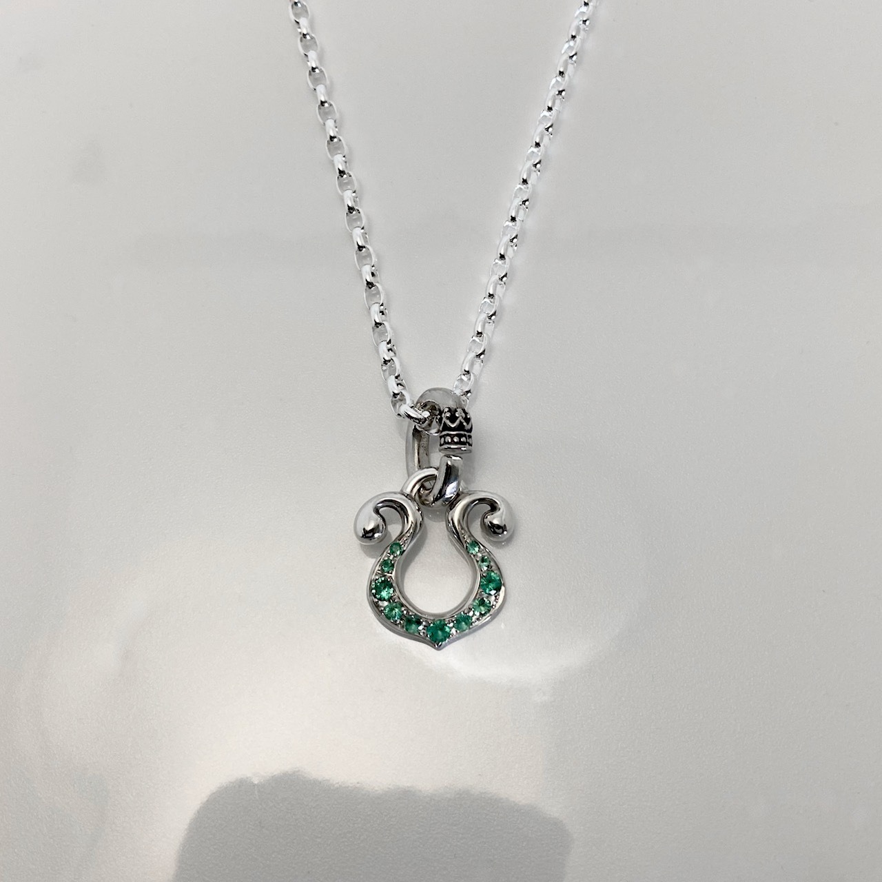 RHYTHMIC HORSESHOE with EMERALD NECKLACE / リズミックホースシュー・エメラルドネックレス