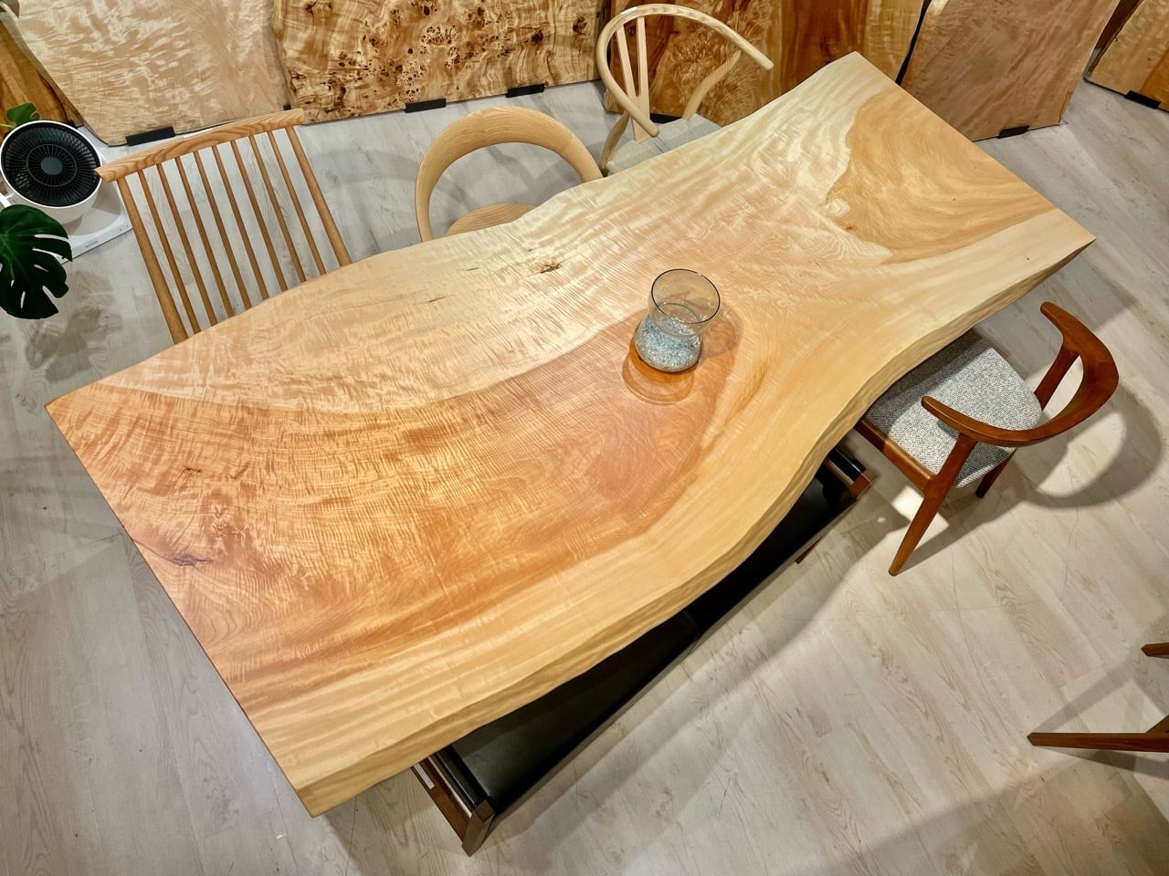 Premium】栃（トチ）_2350×890-970-880×55_青山店_テーブル天板