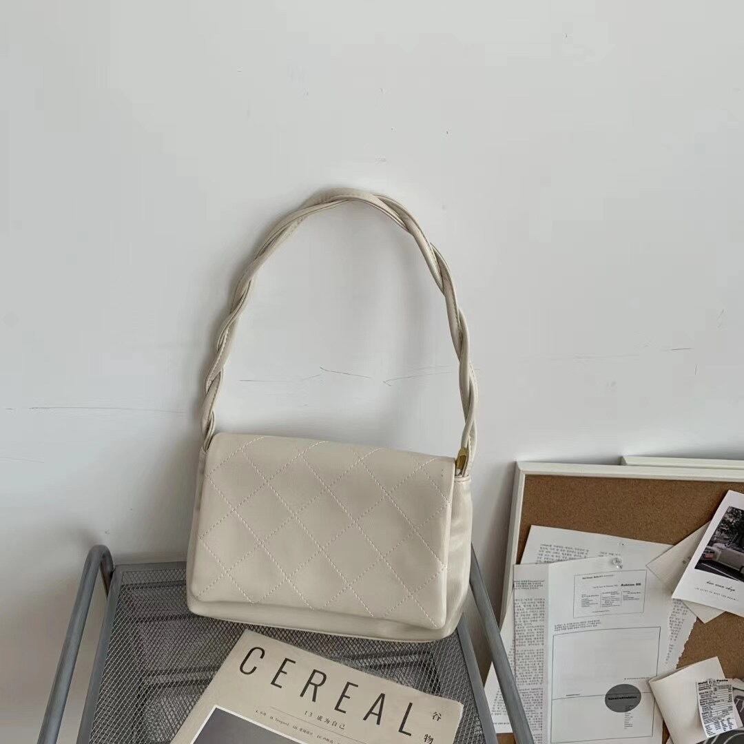 ツイストハンドルフラップバッグ