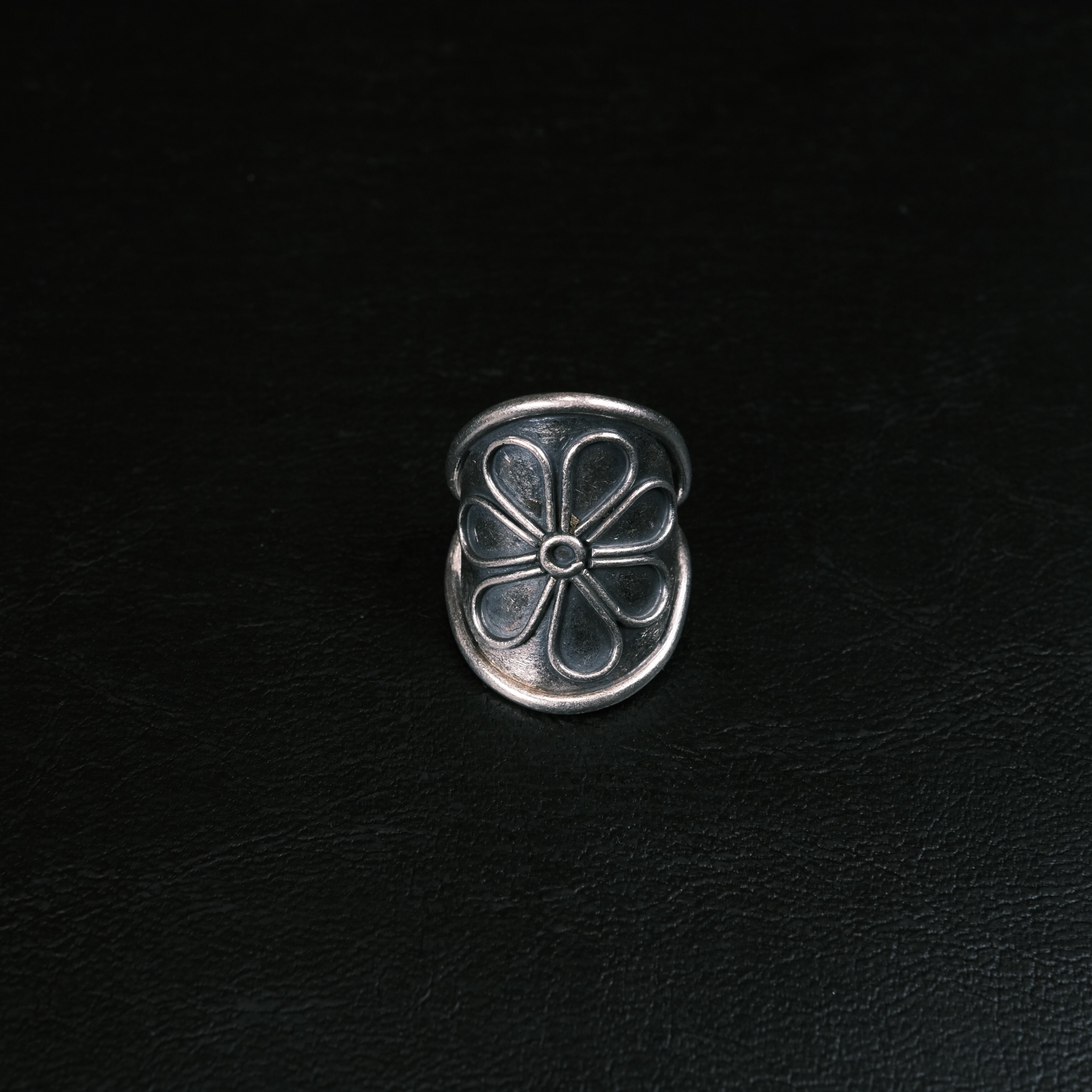 カレンシルバー シルバー950 フラワープレートリング/黒燻し仕上げ
