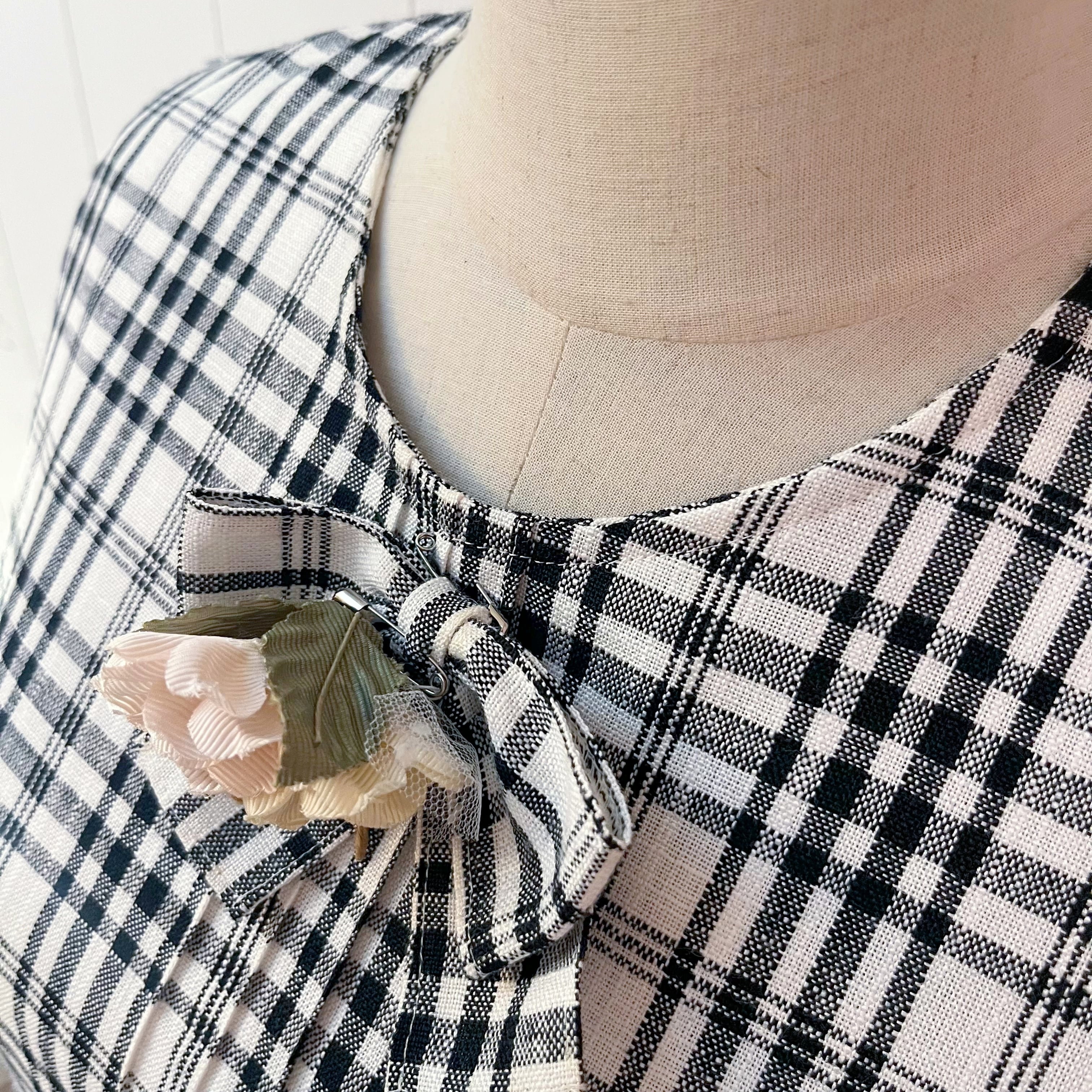 flower ribbon brooch check jumper skirt
