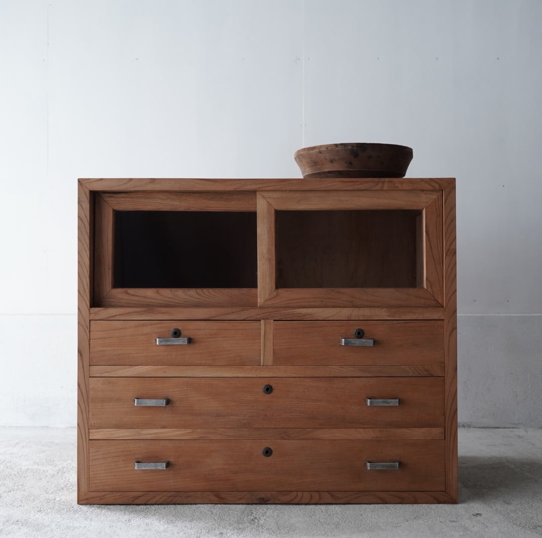 引き出しのついたガラス戸棚