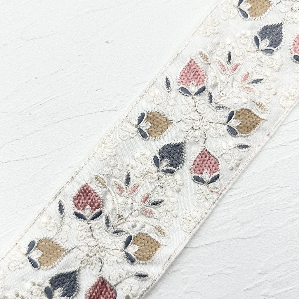 ストロベリー [布ホワイト]インド刺繍リボン 3039 | インド刺繍リボン