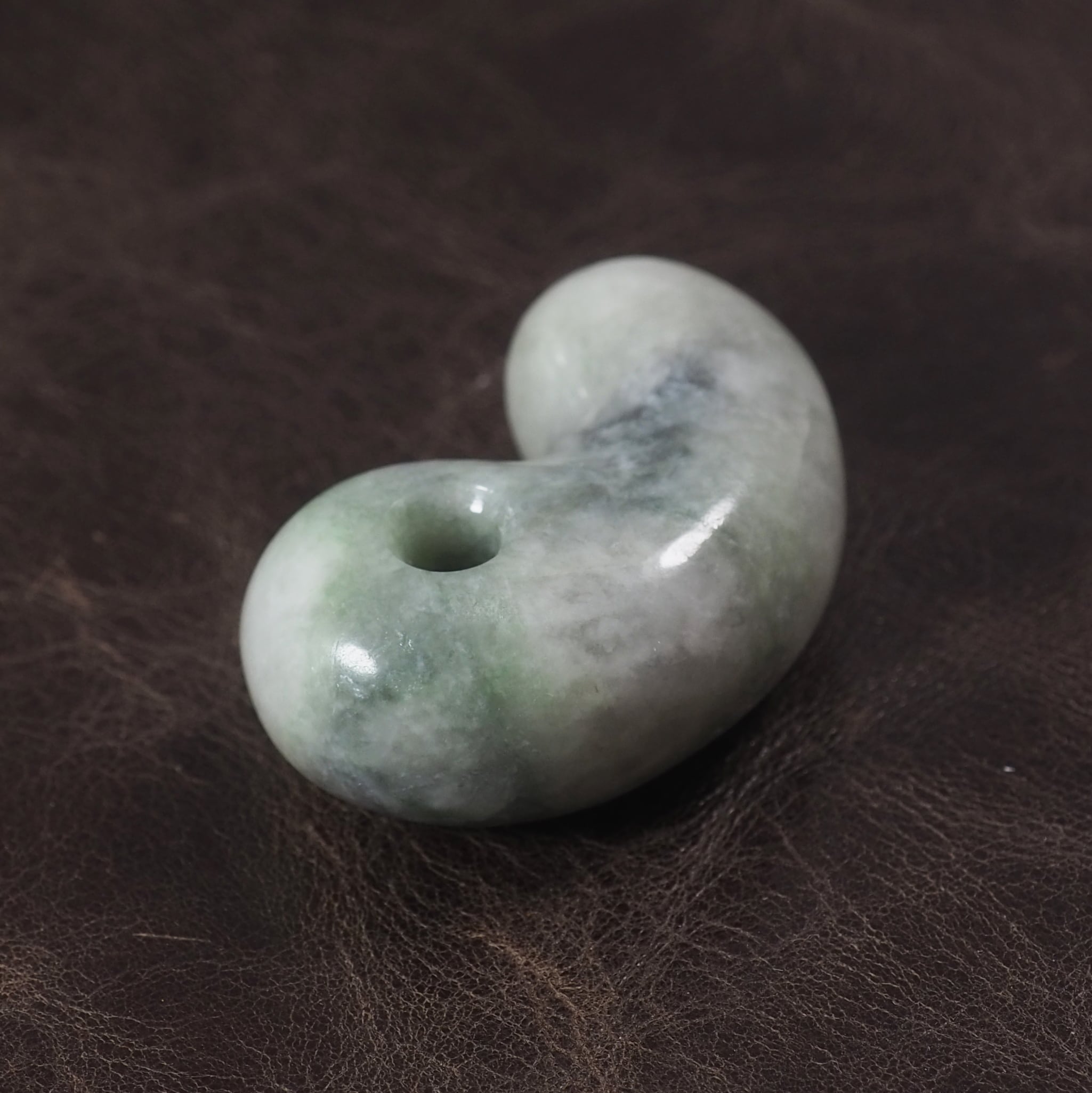 糸魚川翡翠 圧砕 まがたま 勾玉 13.3g Itoigawa crushed Jadeite