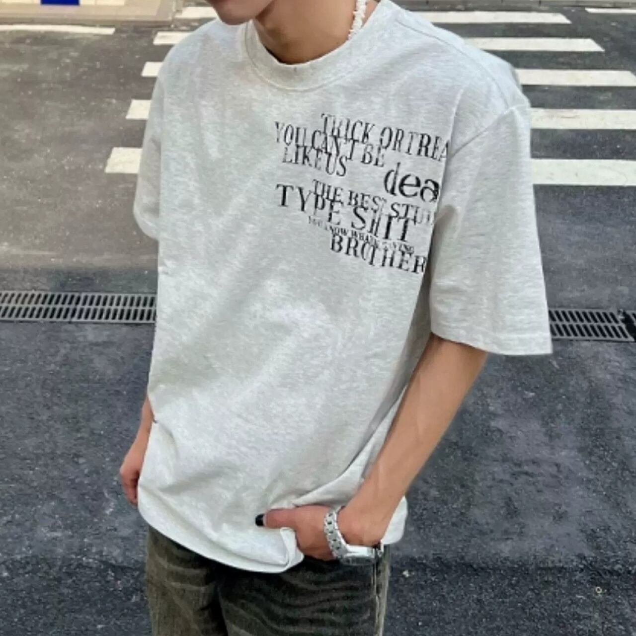 アシンメトリーレターグラフィックTシャツ 2col   A00144