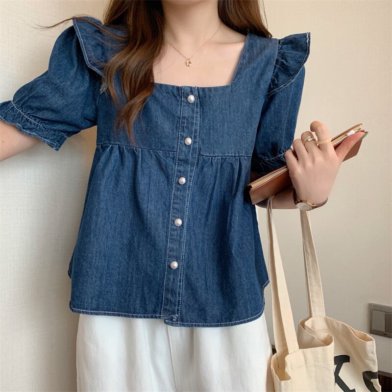 大きいサイズ トップス レディース ブラウス シャツ S M L XL 2XL 3XL 4XL デニム 肩フリル 半袖 パフスリーブ スクエアネック ブルーデニム かわいい 大人可愛い シンプル カジュアル 上品 おしゃれ お洒落 お嬢様 ラブリー キュート ガーリー レトロ 無地 OL 通勤 学生 デート お出かけ 女子会 休日 イベント BBQ 送料無料 公園 春 夏 10代 20代 30代 韓国 普段使い 定番 トレンド ママ ファッション コーデ 着回し スタイル モテ プラスサイズ