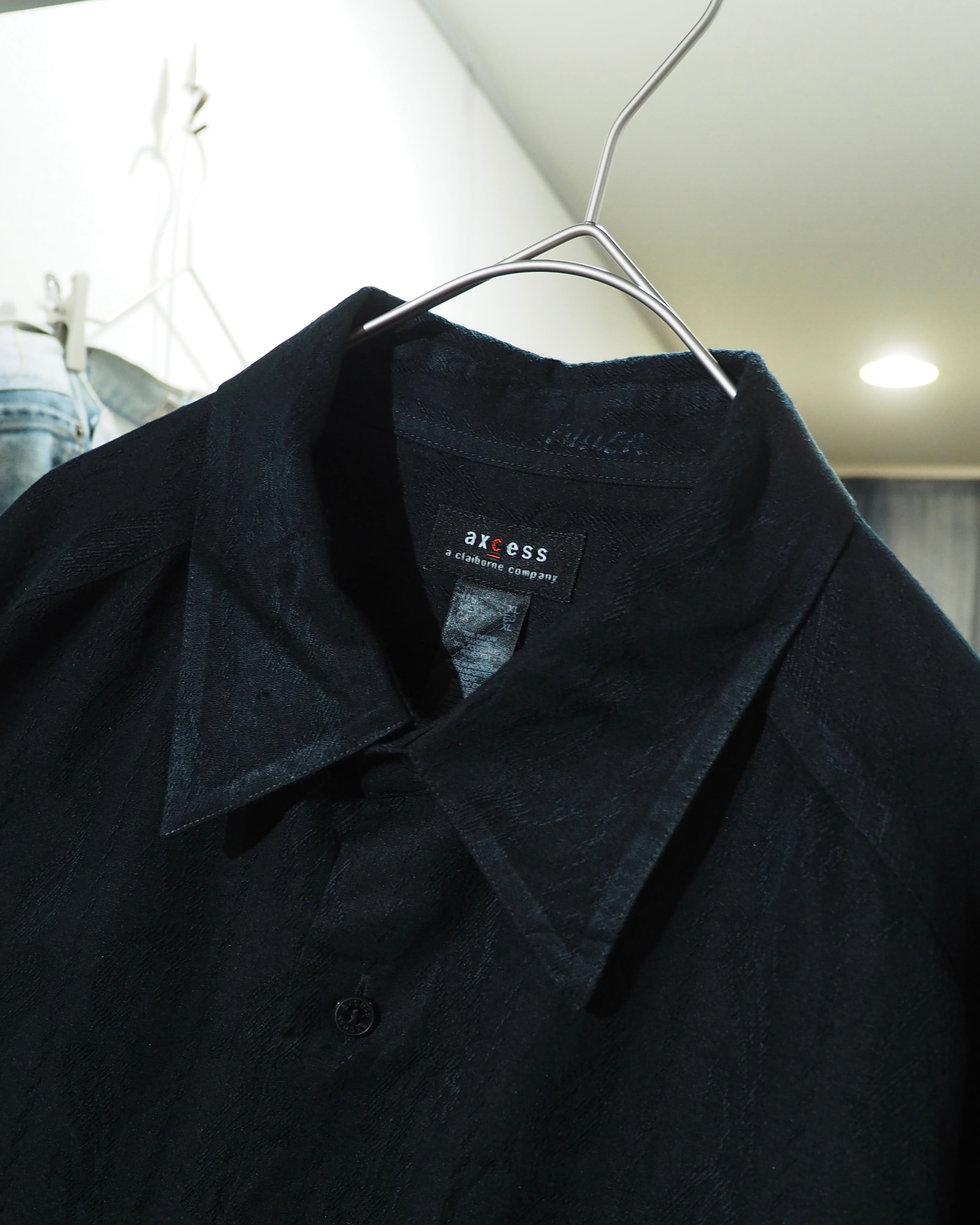 " axcess " Black Beautiful Paisley Pattern Embroidery Over Silhouette Shirt
